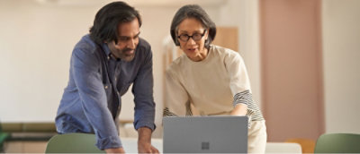 Deux personnes regardant un ordinateur