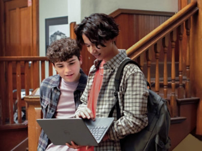 Deux jeunes personnes regardent un ordinateur