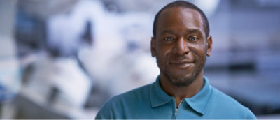 Gros plan sur une personne en chemise bleue