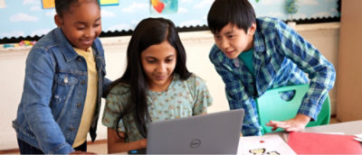 Trois jeunes personnes regardent un ordinateur