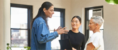 Trois personnes qui communiquent entre elles