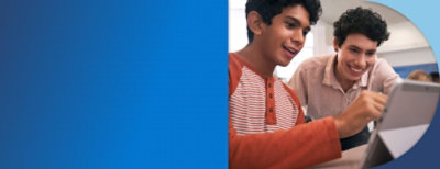 Deux jeunes hommes regardant une tablette