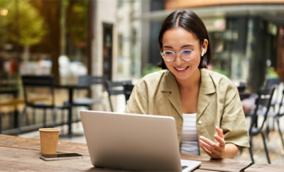 一个人在使用电脑