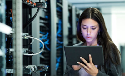 一个人拿着平板电脑