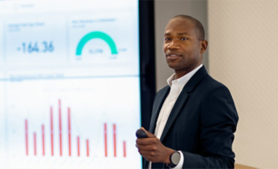 一个穿着西装的人拿着麦克风