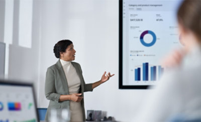 一个人在向另一个人演示