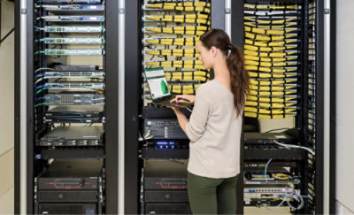 一个人站在一台服务器前