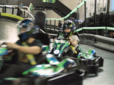 几个孩子驾驶卡丁车的模糊图像