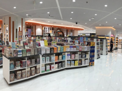 一个书架林立的房间