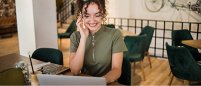 在电话上交谈的人