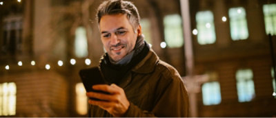 一个人在看手机