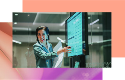 一個人指著螢幕。