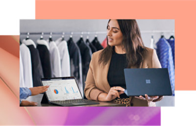 一位女士拿著膝上型電腦。