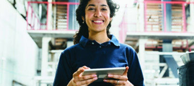 一位拿著平板電腦微笑的女士。