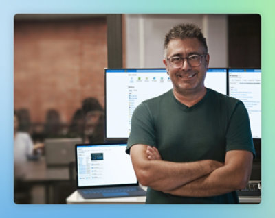 컴퓨터 모니터 앞에 서 있는 사람