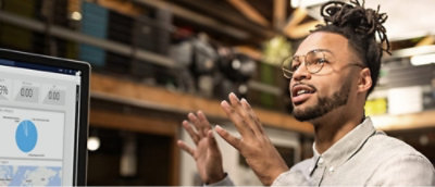 Una persona con gafas explica los datos que se muestran en la pantalla de un equipo que muestra gráficos 