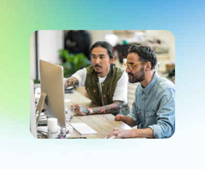 兩個人正看著電腦