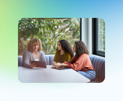 三個人在看平板電腦小工具