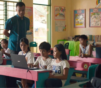 Група дітей сидить за партами в класі.