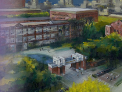 ターコイズ色の 「 SkillsUSA 」 シャツを着た 3 人がぴったりと寄り添って座り、ある仕事に集中しています。