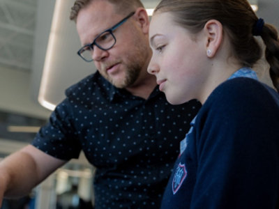 モダンな街並みを背景にトーレンス川に映るアデレード コンベンション センターの夜景。