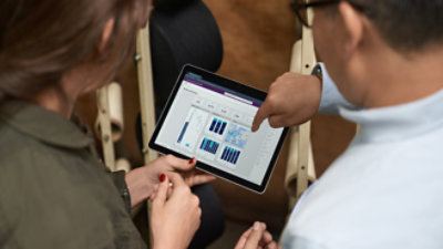 En mand og kvinde, der kigger på en tablet.