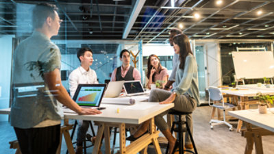 En gruppe personer omkring et bord.