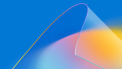 Mand med briller og en denimskjorte, der smiler ved siden af flydende digitale grafikoner og datadiagrammer på en lyseblå baggrund.