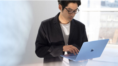 En mand med briller, der bruger en bærbar computer.