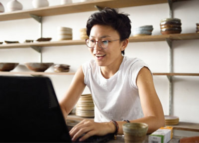 Людина користується комп’ютером