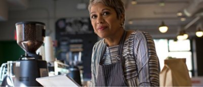 Людина в смугастій сорочці та фартуху