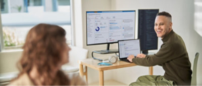 Двоє людей дивляться на екран комп’ютера