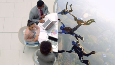 Una mujer usa un portátil delante de una pantalla.