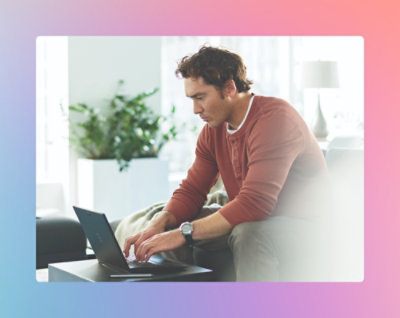 Een persoon die op een laptop werkt