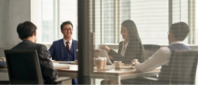 Un homme et une femme assis à une table.