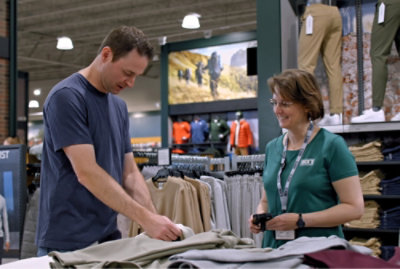 En mand og en kvinde diskuterer i en garderobe