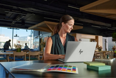 En kvinde arbejder på en bærbar computer