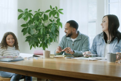 En gruppe personer taler sammen