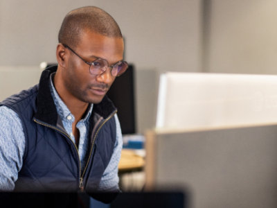 En person, der bærer et headset.