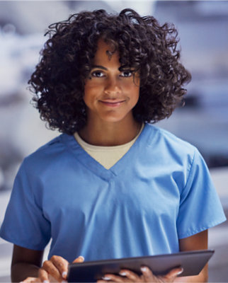 En person, der bærer en blå hospitalskittel