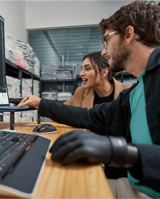 En person og en anden person ser på en computerskærm