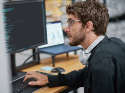 En person, der kigger på en computerskærm