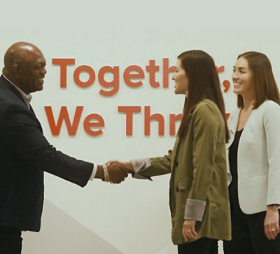 一位男士穿着西装，正在握手。