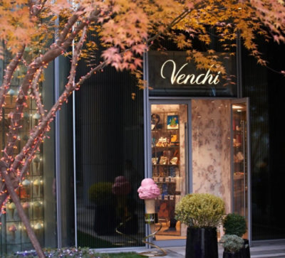 包含树和文字“Venchi”的店面。
