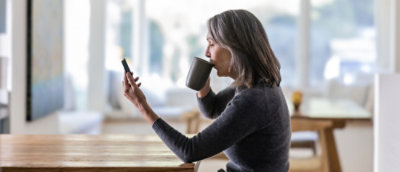 一个人正在查看计算机