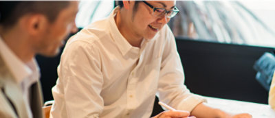 Un homme portant des lunettes et une chemise blanche.