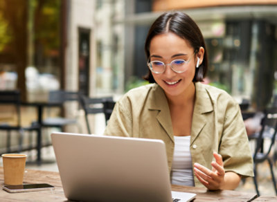 Женщина работает с ноутбуком.