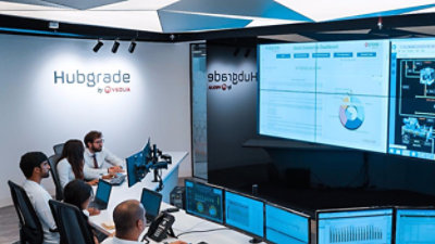 Eine Gruppe von Personen in einem Serverraum.