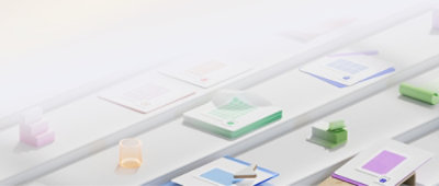 Um grupo de papéis numa mesa.