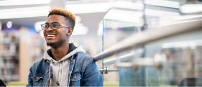 En person i jeansjacka